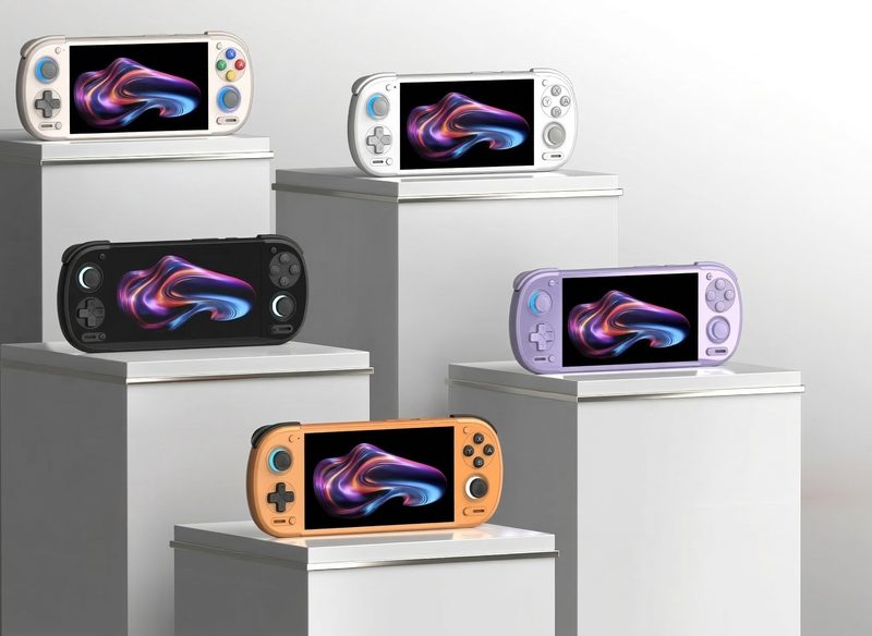 Retroid Pocket 6 in vijf kleuren, waaronder wit, zwart, paars en oranje, op witte sokkels