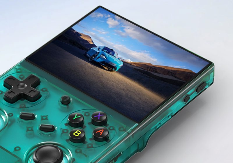 Anbernic RG35XX Pro in transparant turquoise, schuin van voren met scherm, D-pad en twee analoge sticks