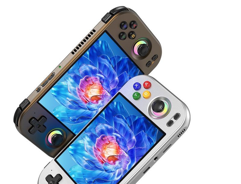 Twee Anbernic RG477M-handhelds in bruin-zilver en wit, met een 4:3-scherm en verlichte sticks