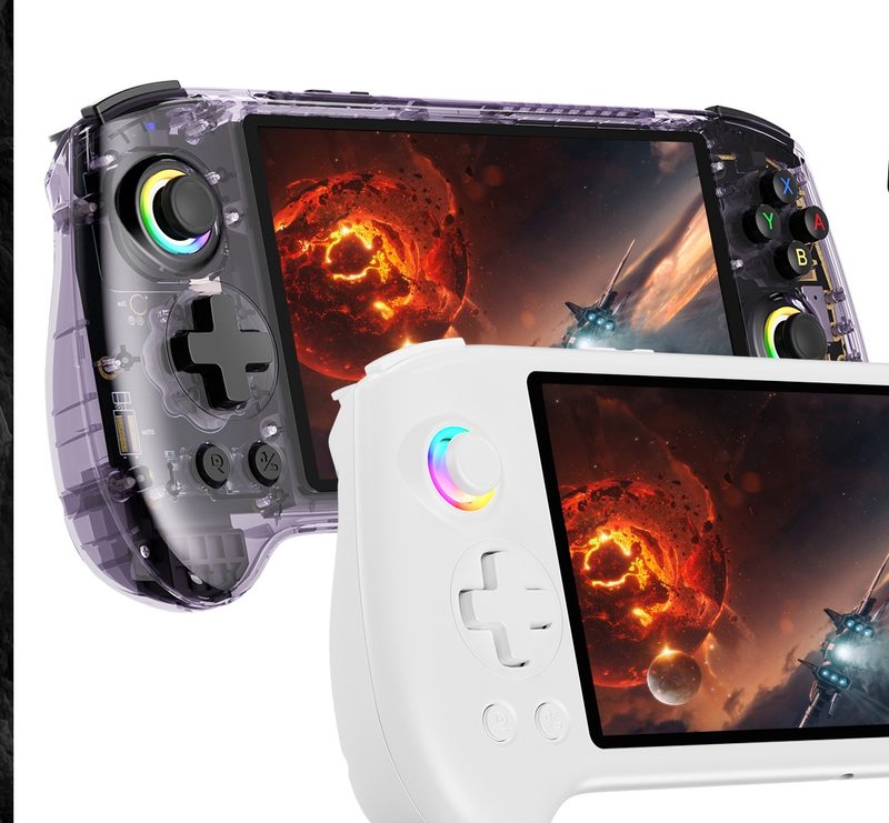 Anbernic RG557 in transparant paars en in wit, met breedbeeld AMOLED-scherm en verlichte analoge sticks